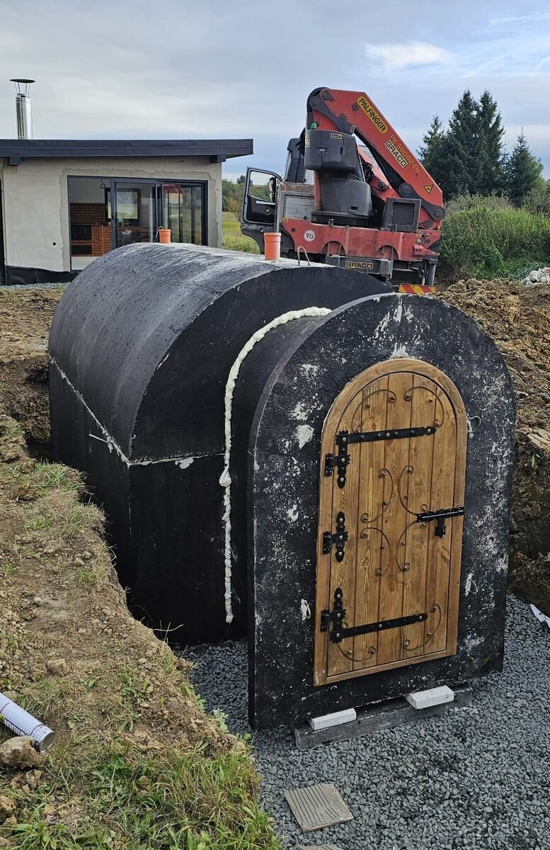 Dokončená montáž betónovej pivnice s predsieňou a dverami v Dunajskej Strede