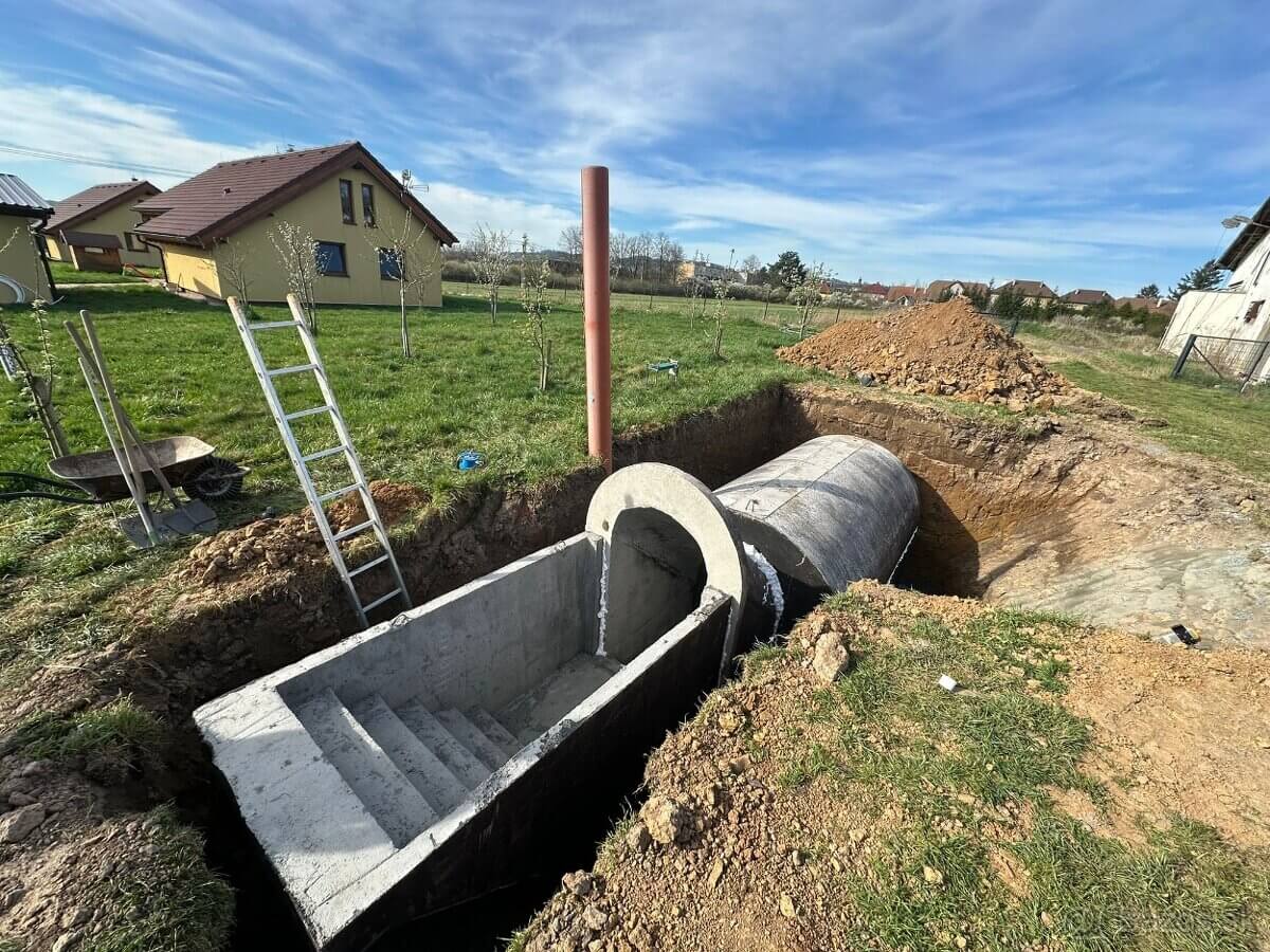 Osadenie betónovej pivnice s klenbou v Nových Zámkoch