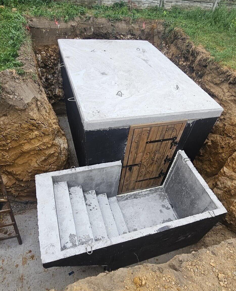 Betónová pivnica s bočným vstupom a schodami v Banskej Bystrici